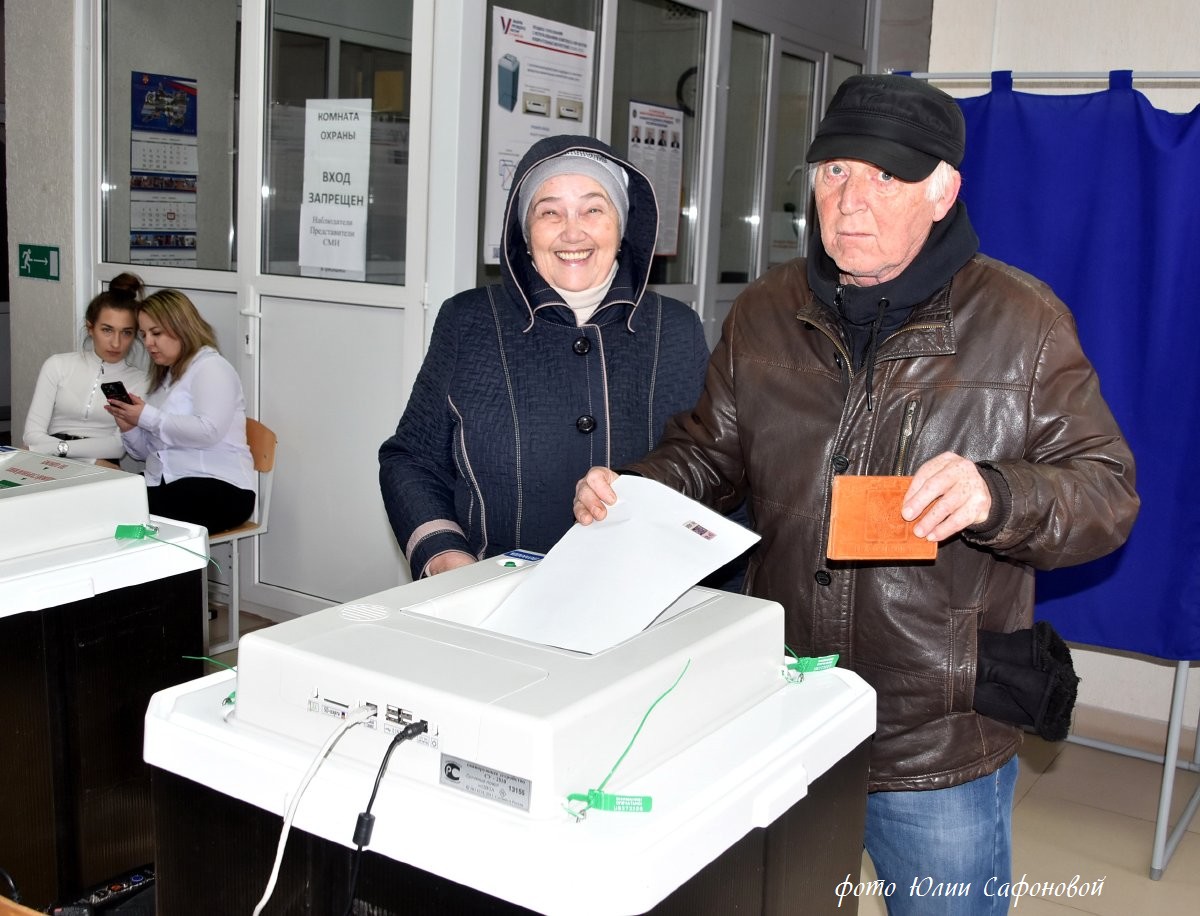 Голосующие продолжают приходить на избирательные участки | 15.03.2024 |  Светлый Яр - БезФормата